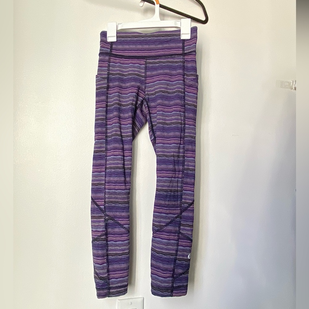 Lululemon Purple Patterned Cropped Leggings with Pockets ( size 2 )